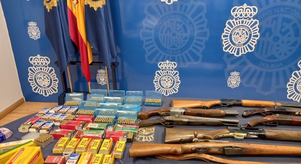 La Policía Nacional investigan el hallazgo de un arsenal de armas de fuego y munición en una vivienda de Estepona 