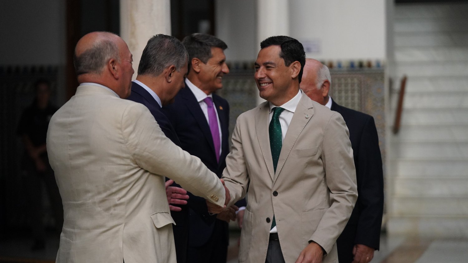 Moreno insta a los grupos parlamentarios a renovar juntos el compromiso de anteponer Andalucía a cualquier interés partidista