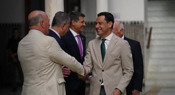 Moreno insta a los grupos parlamentarios a renovar juntos el compromiso de anteponer Andalucía a cualquier interés partidista