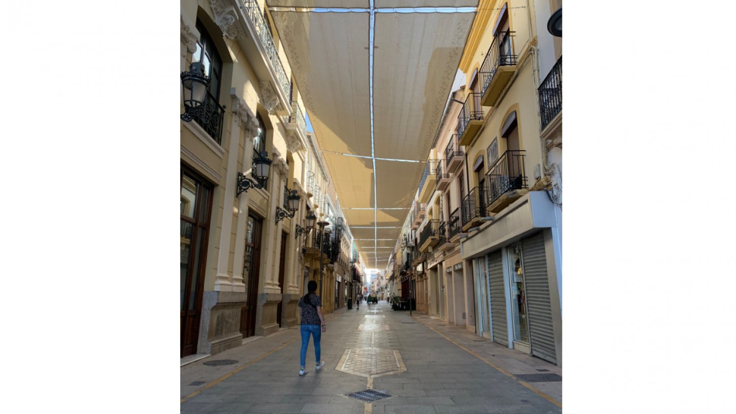 Arranca la instalación de las zonas de sombra a lo largo de toda la calle Vicente Espinel