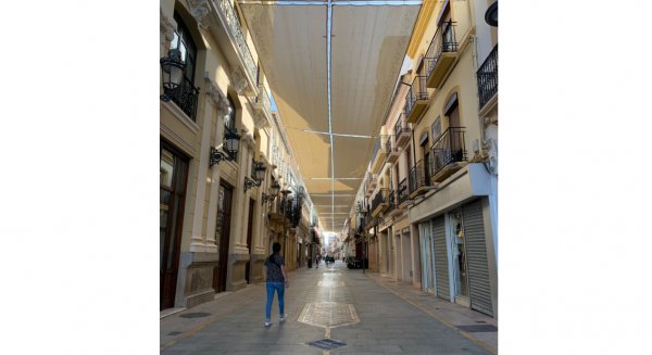 Arranca la instalación de las zonas de sombra a lo largo de toda la calle Vicente Espinel