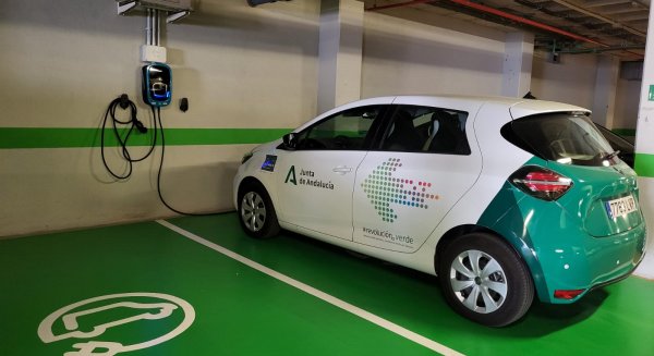 El BOJA publica un aumento de 32 millones en las ayudas para puntos de recarga de vehículos eléctricos
