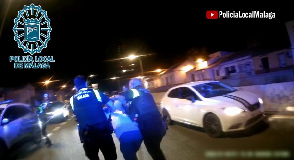 Detenidos dos individuos que se dieron a la fuga en un coche robado tras ser sorprendidos robando un vehículo
