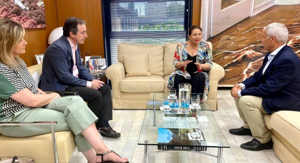 La consejera de Agricultura se reúne con el nuevo presidente de Cooperativas Agro-alimentarias