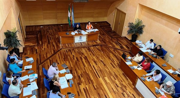 El Pleno reconoce y condecora la labor de distintos miembros de la Policía Local fuengiroleña