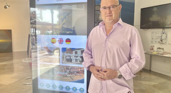 Turismo incorpora pantallas táctiles informativas en sus oficinas de Torre del Mar y Vélez-Málaga