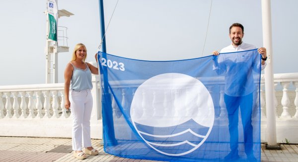La bandera Azul ondea un verano más en la playa de El Morche