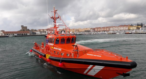 Salvamento Marítimo rescata a un hombre agarrado a una boya a 1.500 metros de la playa de Torre del Mar