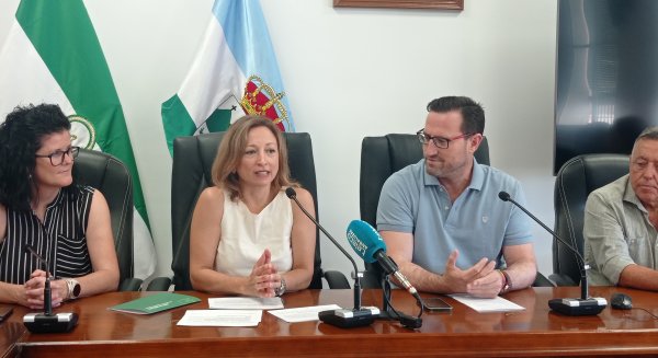 La delegada del Gobierno informa de los plazos para solicitar ayudas por la sequía y los sobrecostes energéticos
