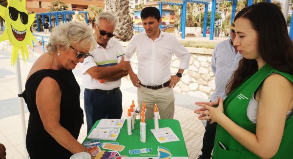 La Asociación Española Contra el Cáncer sale a las playas para concienciar de los peligros del sol