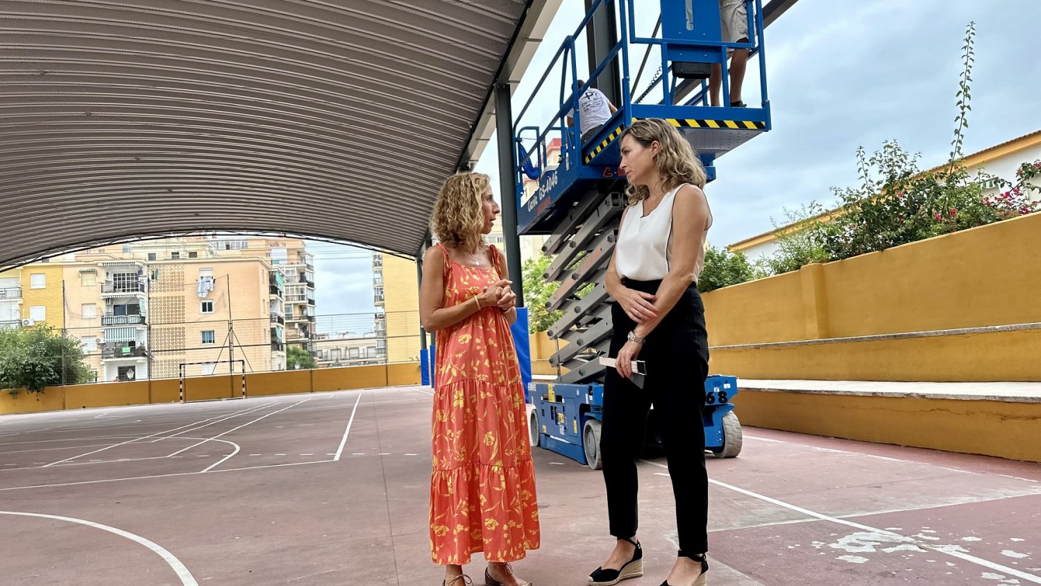 El Ayuntamiento de Fuengirola lleva a cabo la revisión y mantenimiento de las cubiertas de las pistas escolares