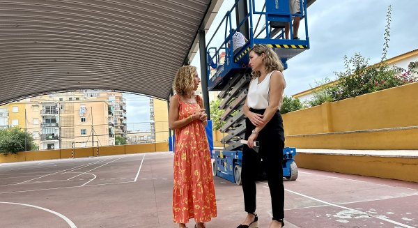 El Ayuntamiento de Fuengirola lleva a cabo la revisión y mantenimiento de las cubiertas de las pistas escolares