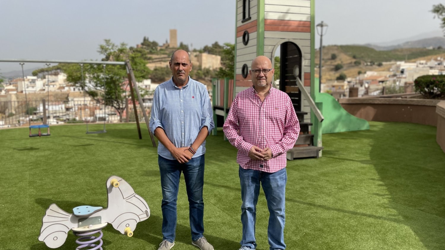 Medio Ambiente mejora los parques infantiles del Cerro de los Remedios y colegio La Gloria de Vélez-Málaga