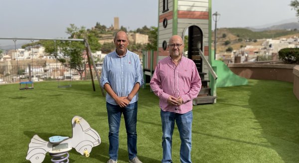 Medio Ambiente mejora los parques infantiles del Cerro de los Remedios y colegio La Gloria de Vélez-Málaga