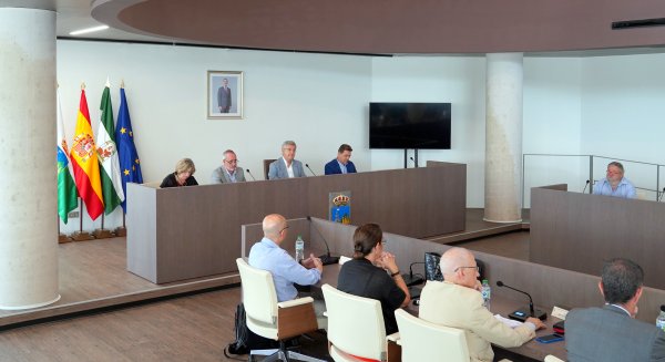 El Pleno del Ayuntamiento acuerda nombrar Hijos Adoptivos de Estepona al comunicador Carlos Moreno ‘El Pulpo’ y al empresario José Luis Carrillo