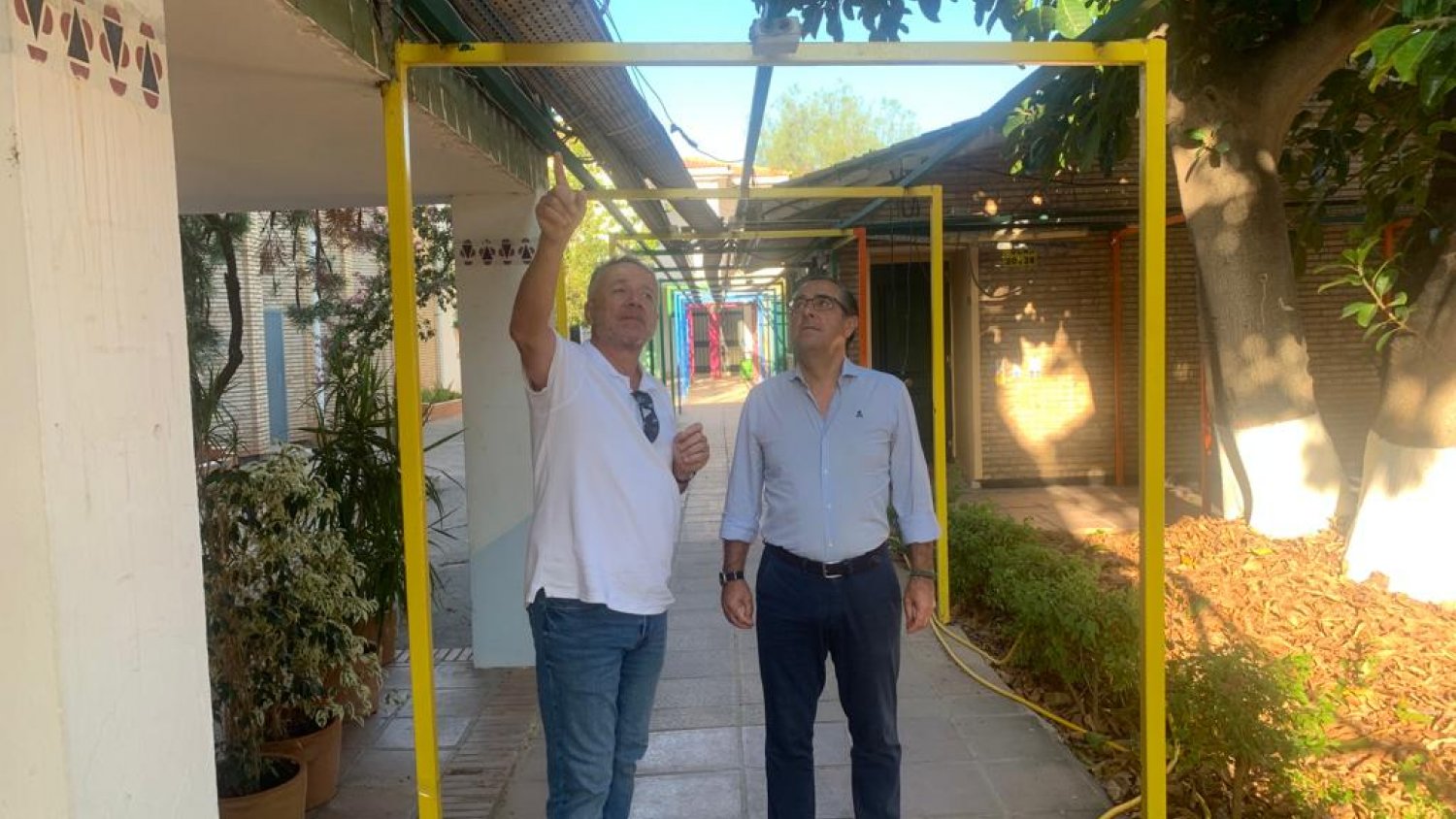 El delegado de Desarrollo Educativo realiza una visita técnica a los trabajos para la retirada de amianto en el IES Sierra Bermeja 