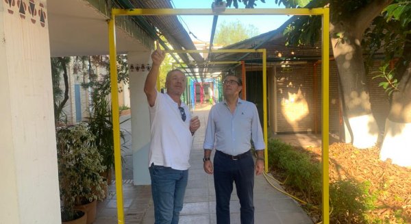 El delegado de Desarrollo Educativo realiza una visita técnica a los trabajos para la retirada de amianto en el IES Sierra Bermeja 