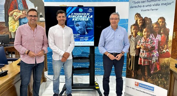 Rincón de la Victoria acoge la X Travesía Brazadas Solidarias Acantilados a favor de la Fundación Vicente Ferrer