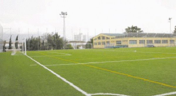 El Ayuntamiento invertirá más de 200.000 euros en cambiar el césped artificial del campo de fútbol de El Fuerte 
