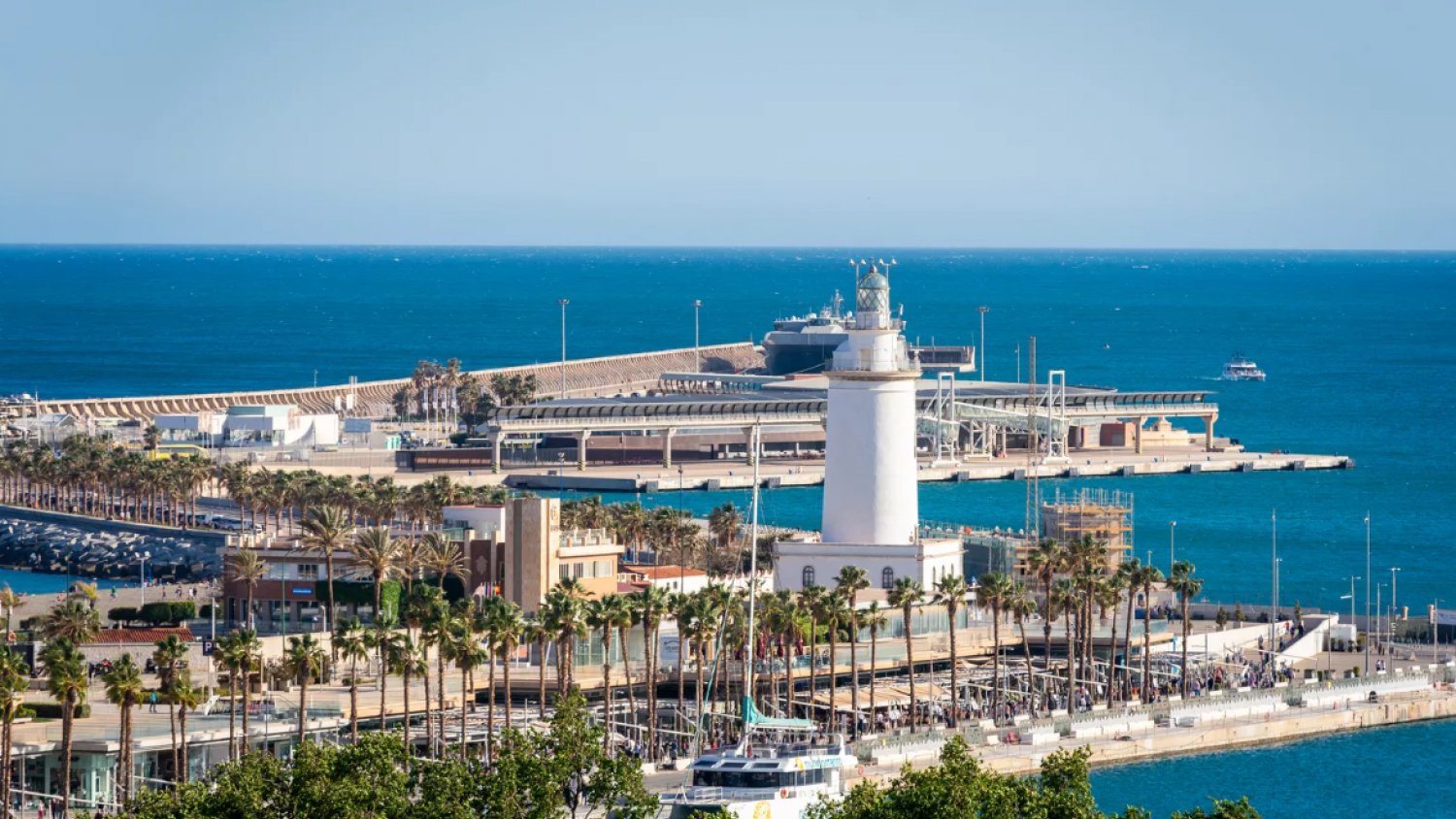 El Consejo de Ministros declara Bien de Interés Cultural el faro marítimo del puerto de Málaga en la categoría de Monumento