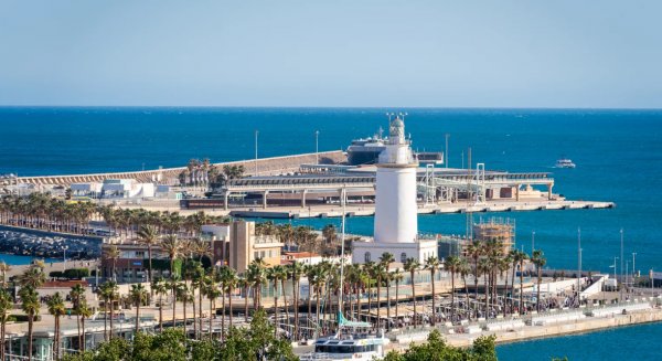 El Consejo de Ministros declara Bien de Interés Cultural el faro marítimo del puerto de Málaga en la categoría de Monumento