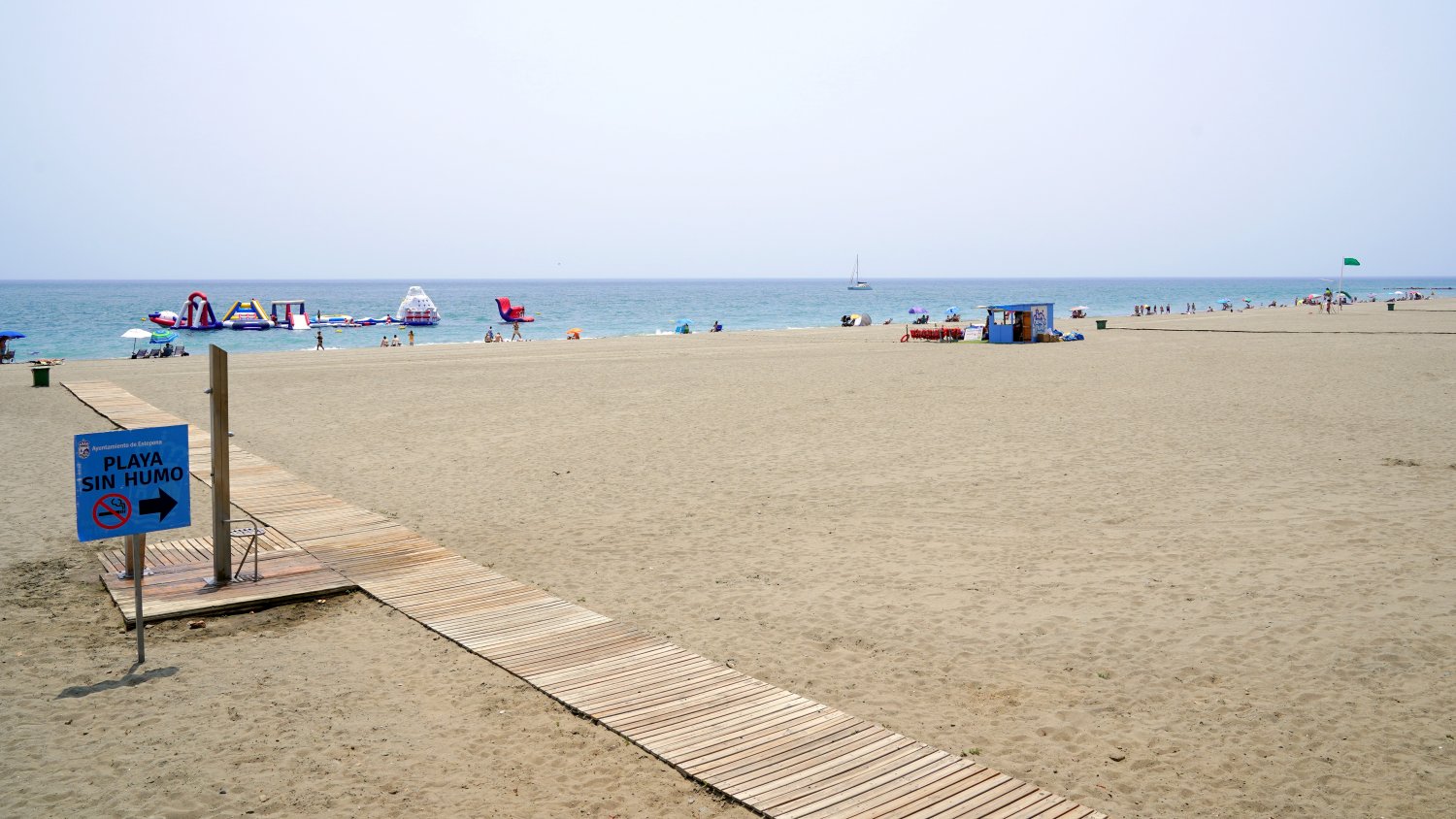 Estepona cuenta con una ‘Playa sin Humo’ para promover hábitos de vida saludables