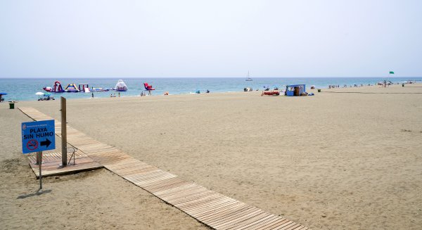 Estepona cuenta con una ‘Playa sin Humo’ para promover hábitos de vida saludables