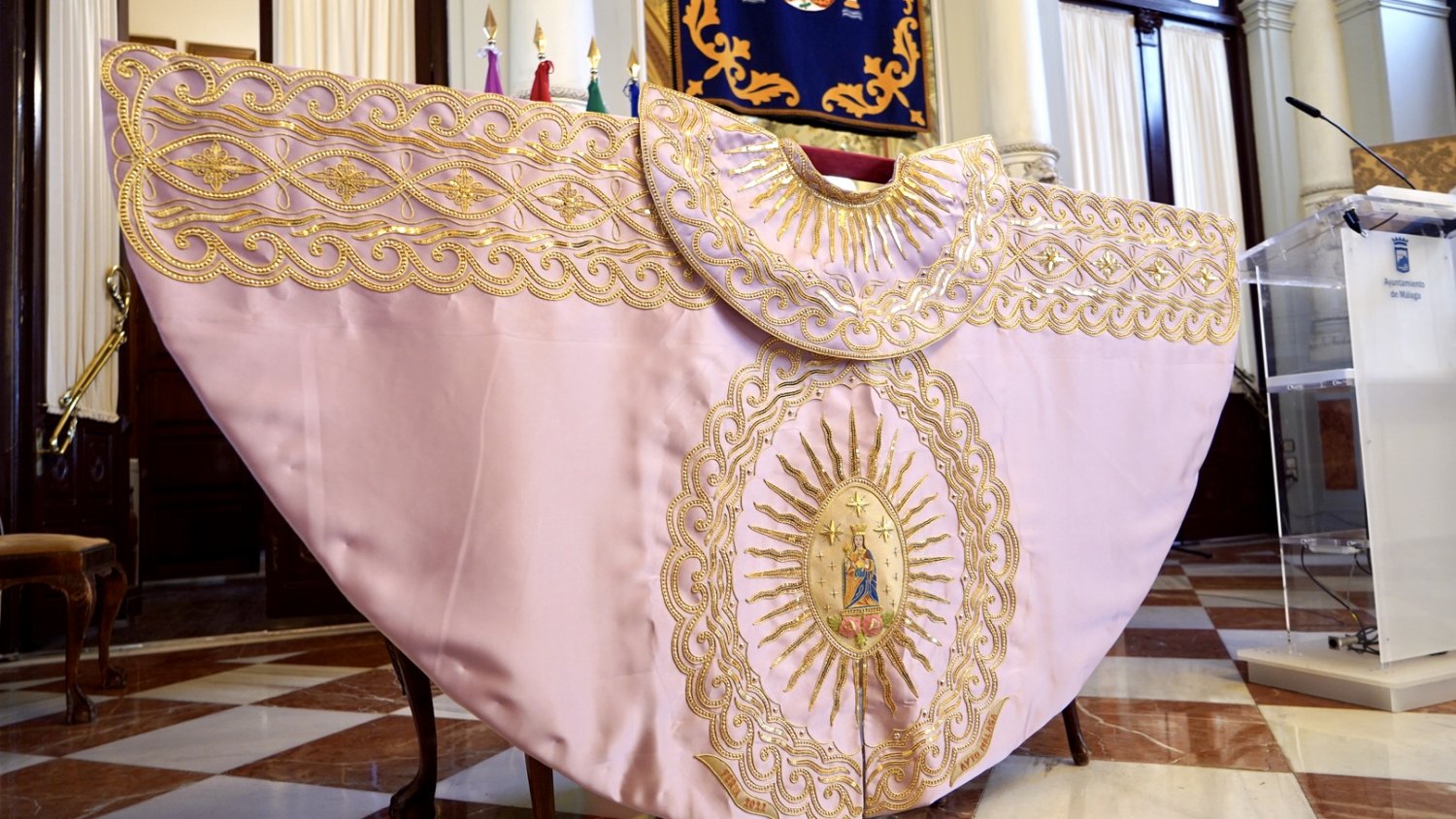 El Ayuntamiento presenta el capote de paseo a la mejor faena taurina a la Feria de 2022