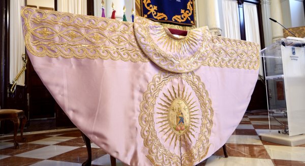 El Ayuntamiento presenta el capote de paseo a la mejor faena taurina a la Feria de 2022