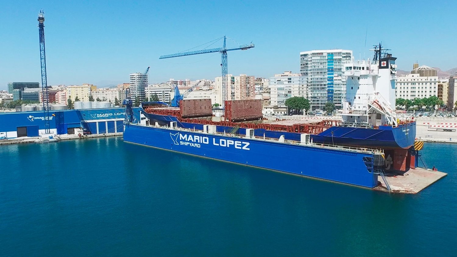 El dique flotante ‘Andalucía’ sale del puerto para proceder a su inspección en seco