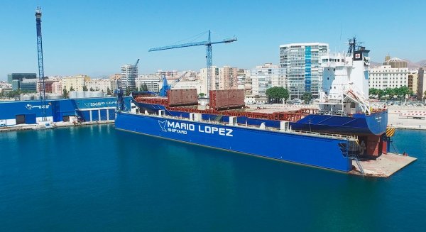El dique flotante ‘Andalucía’ sale del puerto para proceder a su inspección en seco