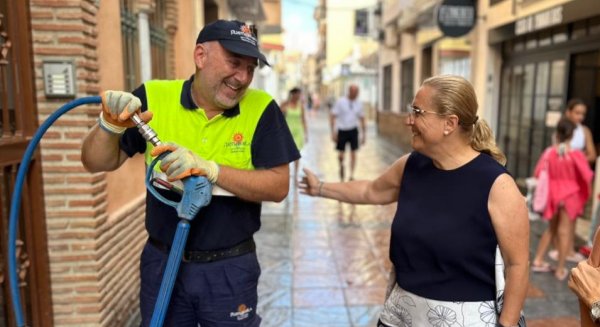 El Ayuntamiento de Fuengirola intensifica la limpieza con un dispositivo especial de eliminación de manchas