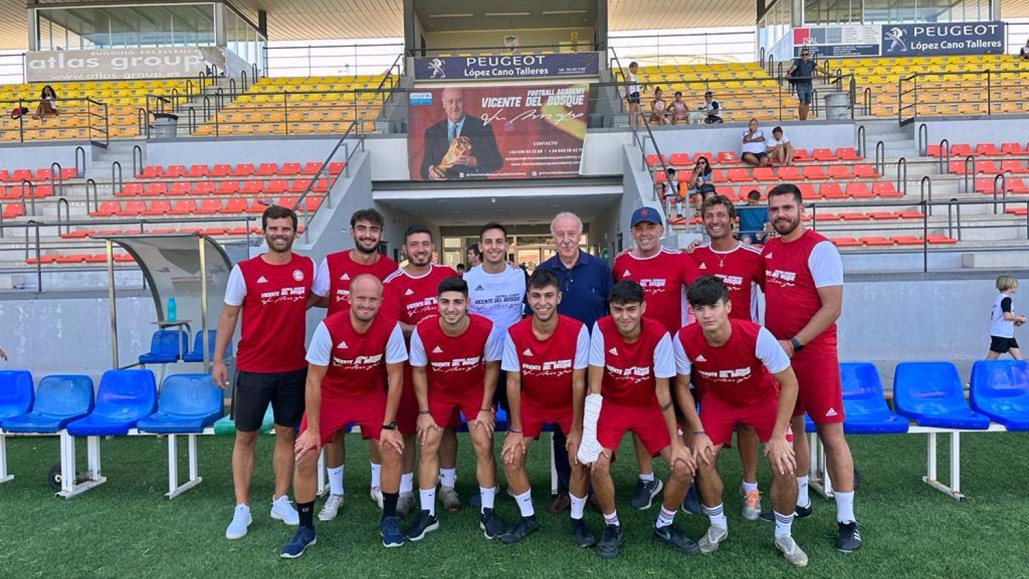 Vicente del Bosque visita su campus de verano, que se celebra por décimo año en Estepona 