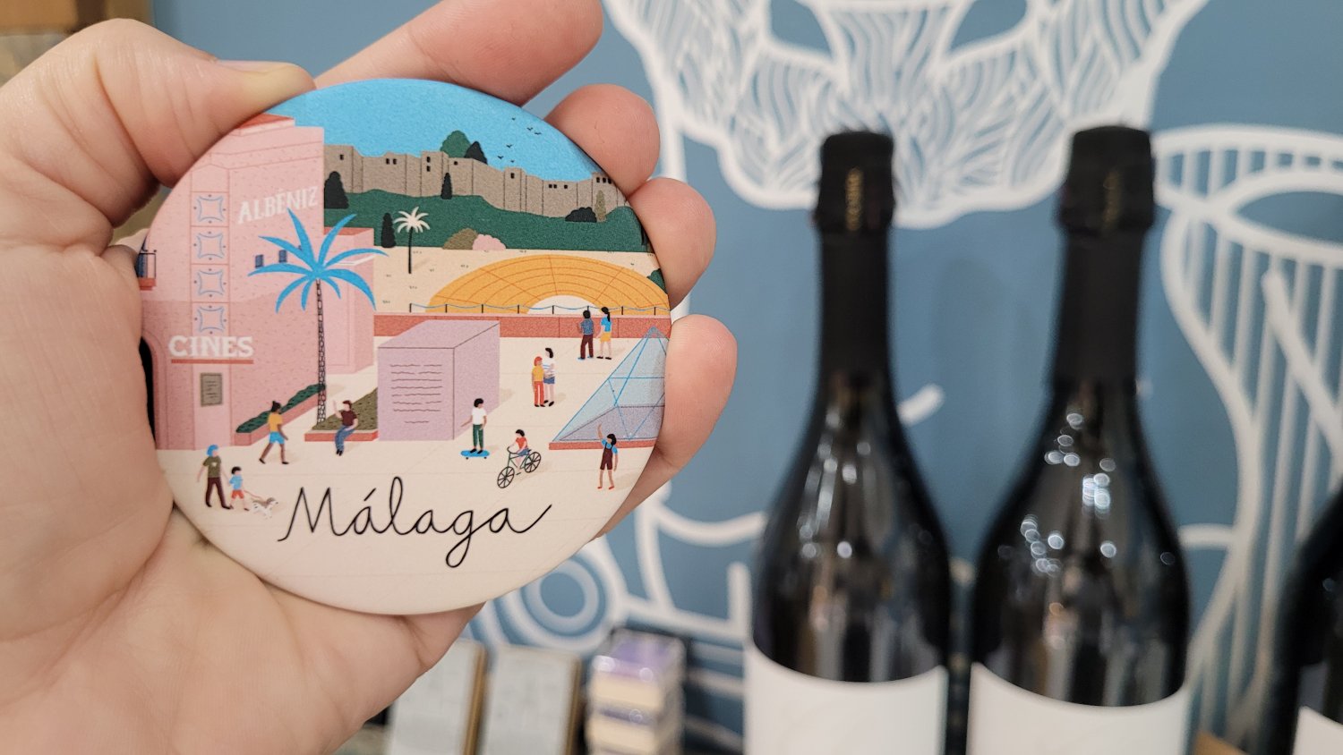 Una profesora de historia abre la primera tienda de recuerdos de diseño propio de la provincia de Málaga