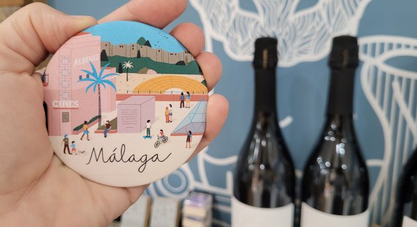 Una profesora de historia abre la primera tienda de recuerdos de diseño propio de la provincia de Málaga