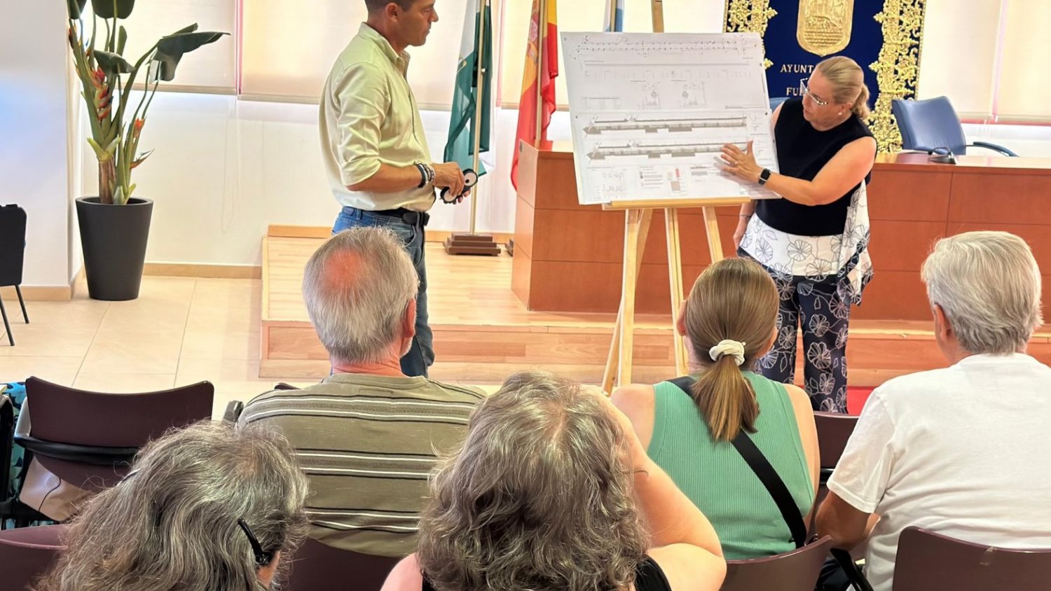 El Ayuntamiento de Fuengirola y los vecinos de la calle República Argentina acuerdan iniciar sus obras de remodelación 