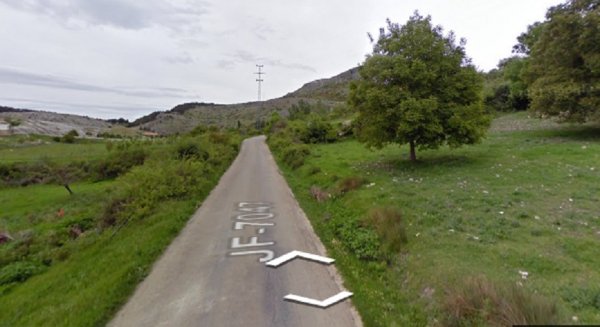 Fallece un hombre tras la salida de vía del turismo que conducía en Santiago-Pontones