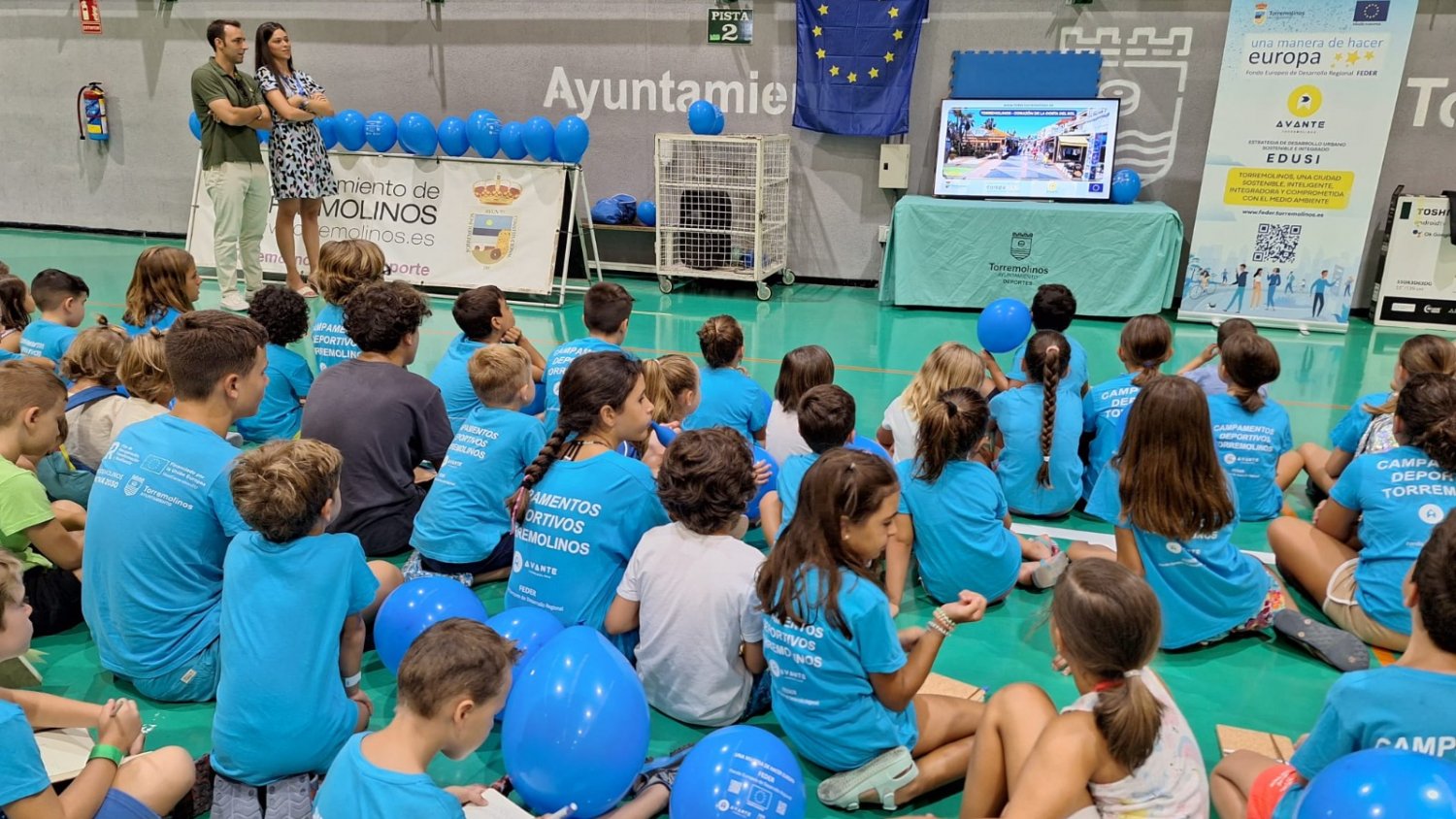 Los participantes de los campamentos deportivos de verano reciben información sobre los fondos FEDER 