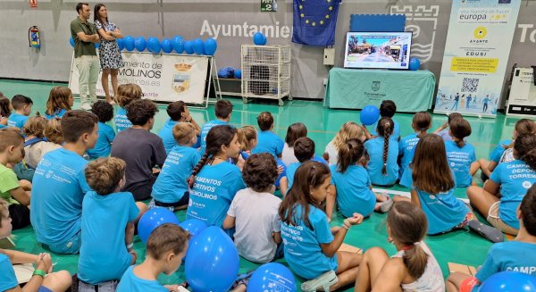Los participantes de los campamentos deportivos de verano reciben información sobre los fondos FEDER 