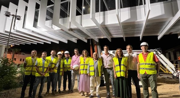 La pasarela peatonal sobre las vías del tren en Ronda ya está instalada