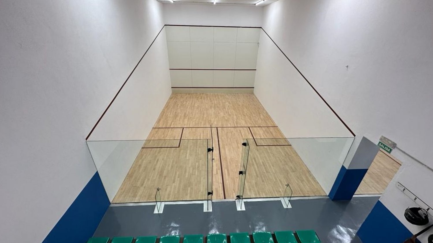 El Ayuntamiento avanza en el Plan de Mejora de Instalaciones Deportivas con la remodelación de las pistas de squash del Elola