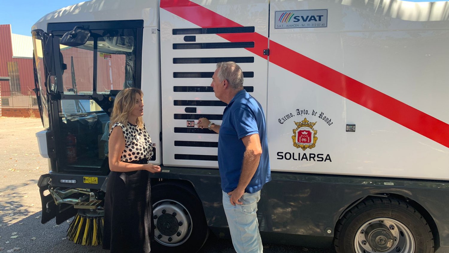 La empresa municipal de Limpieza amplía su maquinaria con la adquisición de una barredora 