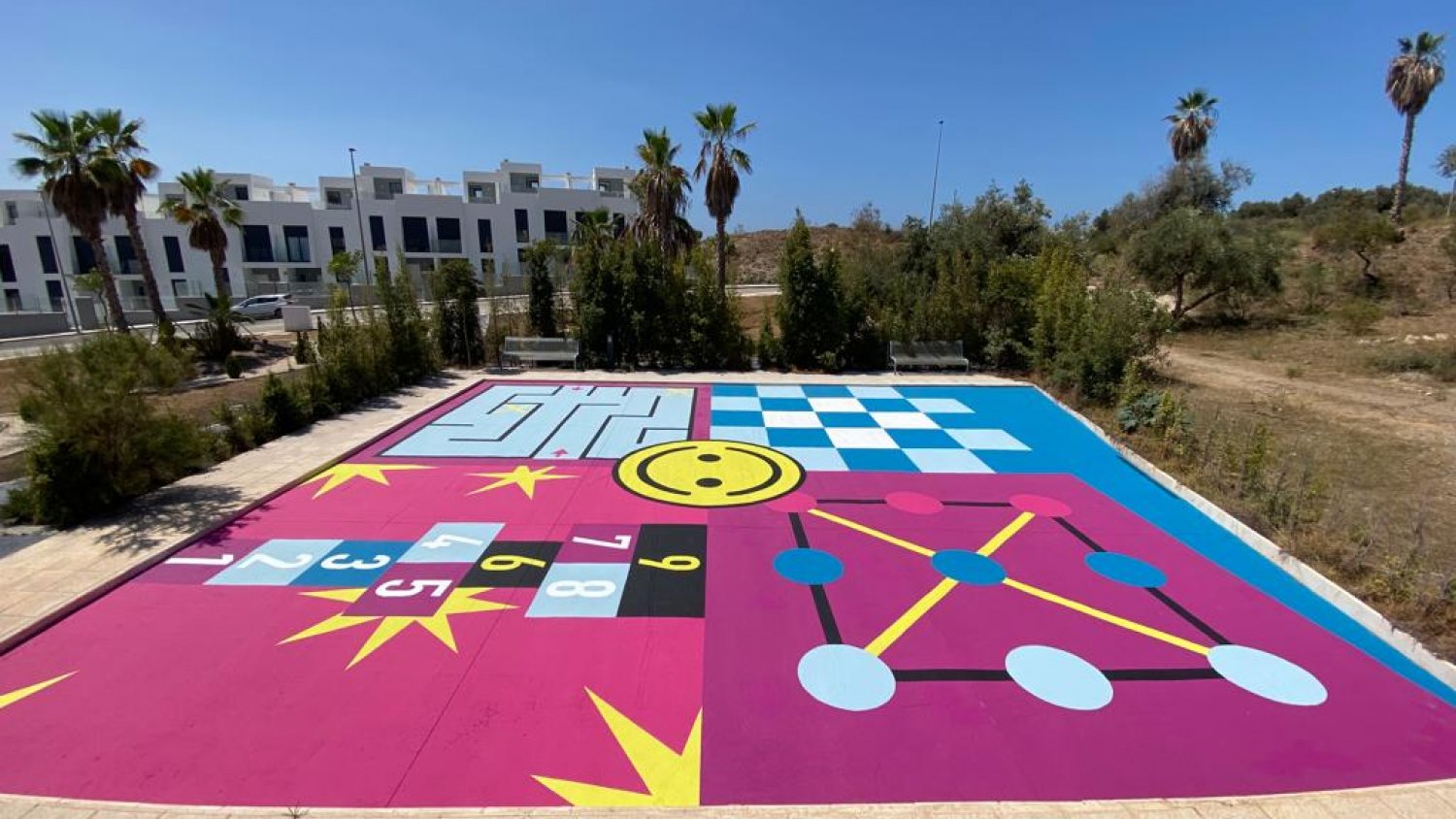 El Ayuntamiento de Rincón de la Victoria instala un original playground de colores en una nueva área de juego infantil en Añoreta