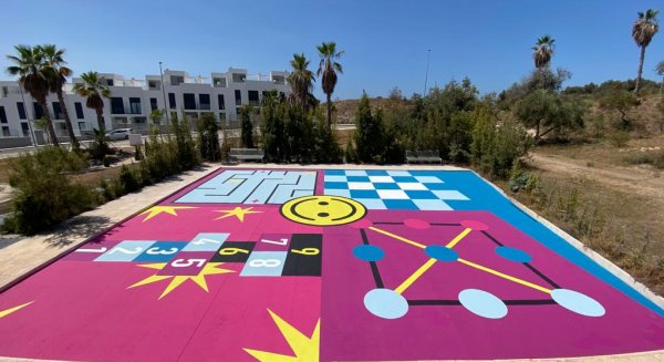 El Ayuntamiento de Rincón de la Victoria instala un original playground de colores en una nueva área de juego infantil en Añoreta
