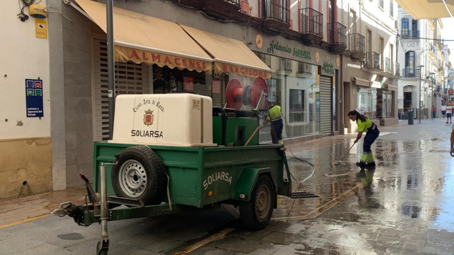 El Ayuntamiento refuerza el servicio de baldeo en las zonas más concurridas y siguiendo un plan de necesidades