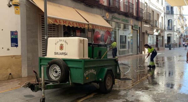 El Ayuntamiento refuerza el servicio de baldeo en las zonas más concurridas y siguiendo un plan de necesidades