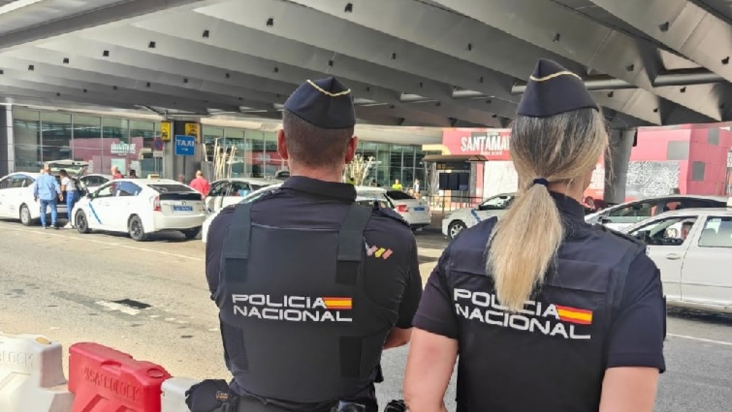 Detenido un hombre por grabar con su teléfono a una mujer en un baño público en el aeropuerto de Málaga