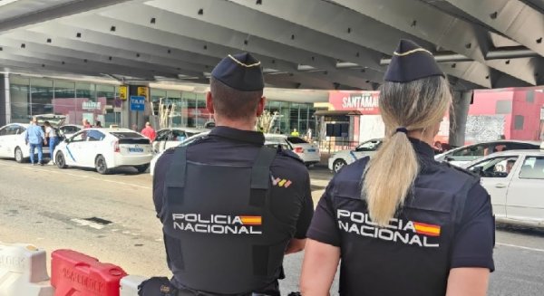 Detenido un hombre por grabar con su teléfono a una mujer en un baño público en el aeropuerto de Málaga