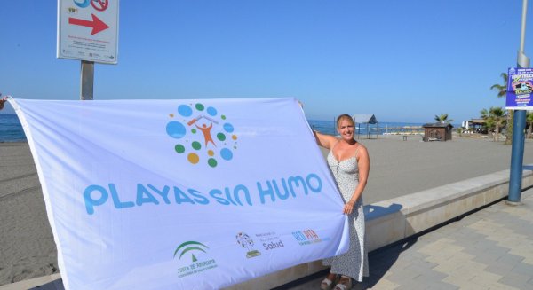 El Ayuntamiento de Torrox facilita 2.500 ceniceros para mantener limpias sus playas