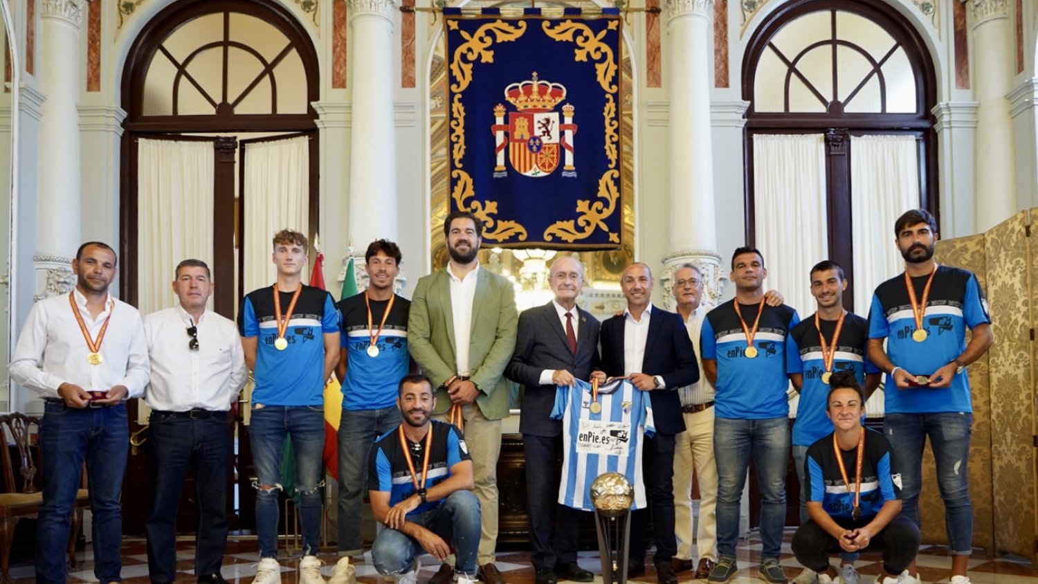 Recepción en el Ayuntamiento al equipo Club Deportivo enPie Málaga Fútbol Playa, por su ascenso a primera división
